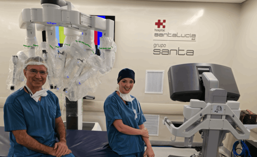 Dra Charbele e Dr Leonardo com o robô cirúrgico Da Vinci Xi