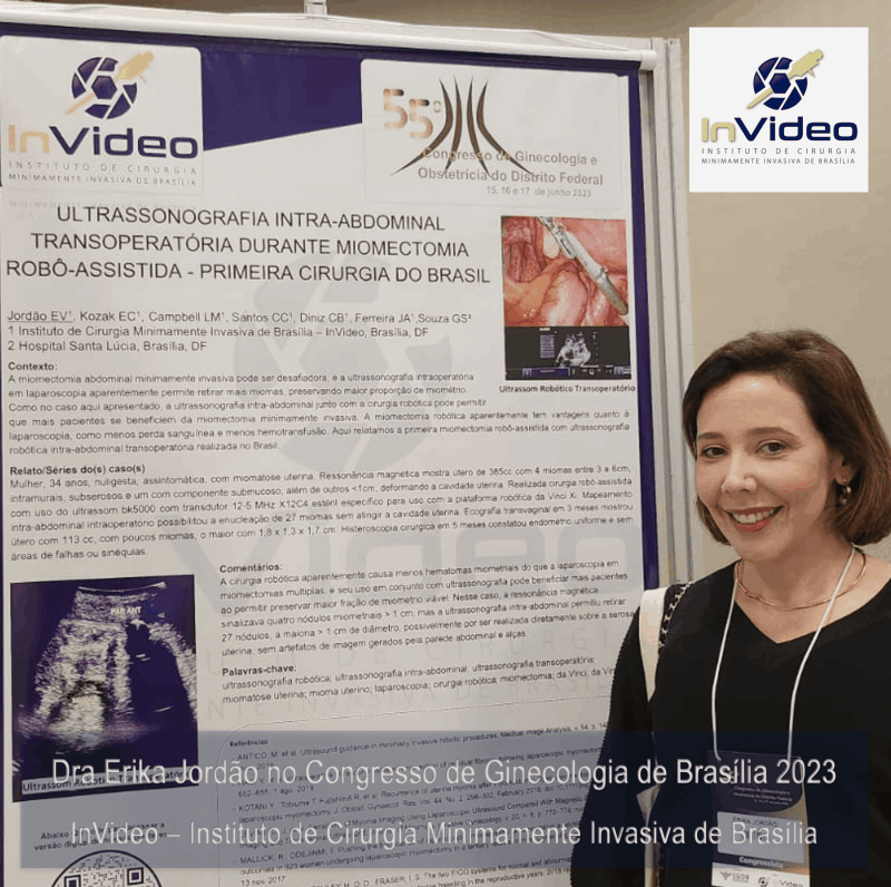 Dra Erika Jordão em frente a um pôster demonstrando a utilização de ultrassonografia intra-abdominal transoperatória em cirurgia por miomas - miomectomia - Equipe InVideo.
